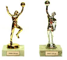Metallfigur Basketballer FM055H+Sockel 6x2: Metallfigur "BASKETBALLER" in Farbe gold auf beigem Marmorsockel. Kuns