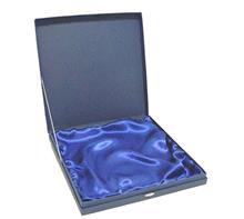 Tellerkassette: Geschenkbox aus blauem Karton ausgelegt mit blauem Seidenstoff.