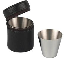 Becher-Set für Flachmann: 4 Edelstahlbecher für Flachmann in brauner Lederhülle mit Druckknopf. Be