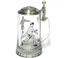 Glaskrug "Fussball" 0,5l: Stern-Boden-Seidel 0,5l mit Motiv "Fussballer" und Zinndeckel "Fussball".
