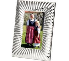 Fotorahmen "Kordel'" vs: Fotorahmen "Kordel"- versilbert, anlaufgeschützt. 2 Größen: Außenformat: