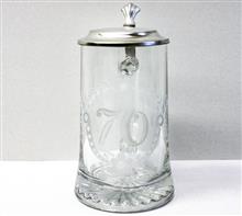 Glaskrug 70er: Glaskrug mit Motiv "70" und Zinndeckel.