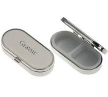Pillenetui glatt/2fach: Pillenetui "Oval" 2-geteilt, verchromt. 3x6,5x1,3cm Gravur von Monogramm