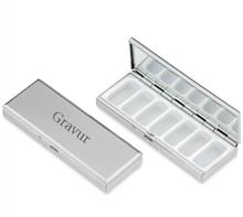 Pillenetui glatt/7fach: Pillenetui "Glatt" 7-geteilt, verchromt. 10,5x3,5x1,1cm Gravur von Name,