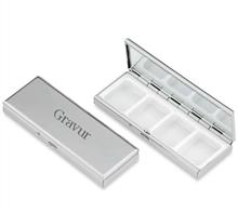 Pillenetui glatt/4fach: Pillenetui "Glatt" 4-geteilt, verchromt. Rechteckig 10,2x3,8x1,4cm Gravu