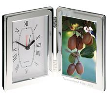 Uhr versilbert: Uhr im "gehämmerten", versilberten Rahmen zum Aufstellen. Maße: 12,7x16,5c