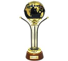 Worldcup-Pokal: Gold-Silber Metall-Weltkugel auf edlem Holzsockel.