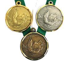Medaille Granat 077 Fisch inkl. Band: Messingmedaille mit Diamantschliffrand und geprägtem Motiv "FISCH" inkl.